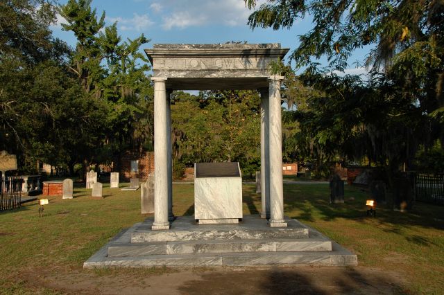 colonial park cemetery savannah ga button gwinnett memorial photograph copyright brian brown vanishing coastal georgia usa 2016